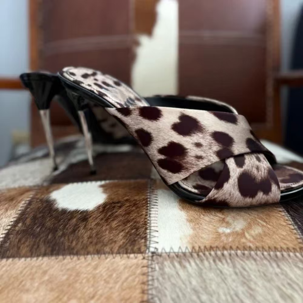 섹시한 스타일의 레오파드 프린트 크리스크로스 스트랩 샌 - Metallic Heel Sandal 리뷰 및 가격