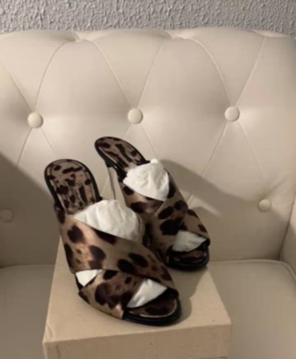 섹시한 스타일의 레오파드 프린트 크리스크로스 스트랩 샌 - Metallic Heel Sandal 리뷰 및 가격
